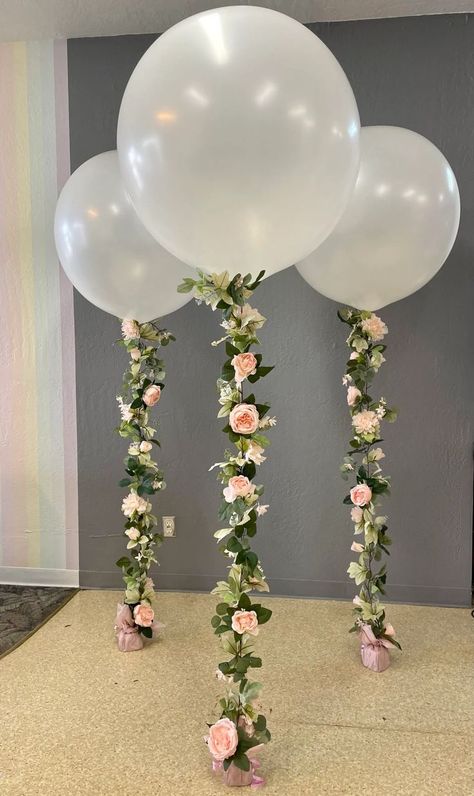 Balloons With Wisteria Flowers, Butterfly Flower Balloon Garland, 18th Flower Decoration, Photobooth Arch Backdrop Ideas, Pink And White Birthday Party Ideas Decoration, Floral Balloon Centerpiece, Flower Decor Party, Balloons With Flowers Hanging, Flower Garden Bridal Shower Ideas