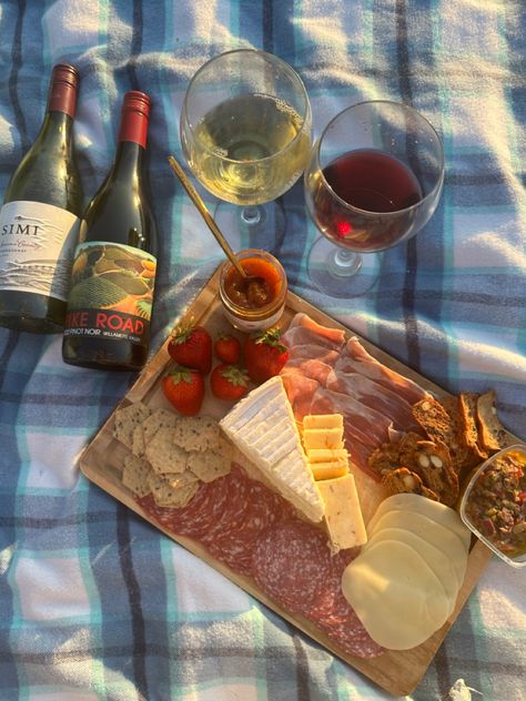 Picnic Aesthetic Charcuterie, Cocktail Picnic Aesthetic, European Wine Aesthetic, Cheese And Wine Picnic, Drinks Friends Aesthetic, Charcuterie Aesthetic Picnic, Wine And Charcuterie Aesthetic, Picnic Wine Aesthetic, Aesthetic Charcuterie Board Ideas