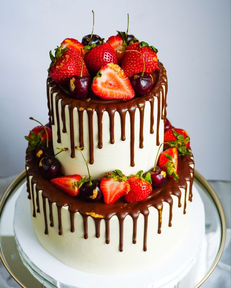 Two tier chocolate drip cake - vanilla base layer plus vegan chocolate top layer! 3 Layer Cake Wedding, 2 Layer Cake Design, 3 Layer Cake Design, 2 Layer Cake Birthday Design, 2 Layers Cake, 2 Layer Chocolate Cake, Choco Moist Cake, Two Layer Cake, Doggy Cake