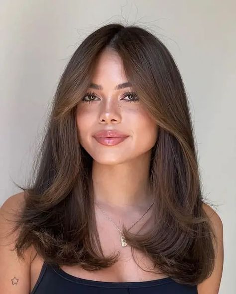 Summer Haircuts 27 Ideas 2024 Medium Length Hair With Bangs, Haircuts For Medium Length Hair, Kadeřnické Trendy, Haircut Inspo, Flot Makeup, Layered Haircuts For Medium Hair, Brown Hair Looks, Brown Hair Inspo, Vlasové Trendy