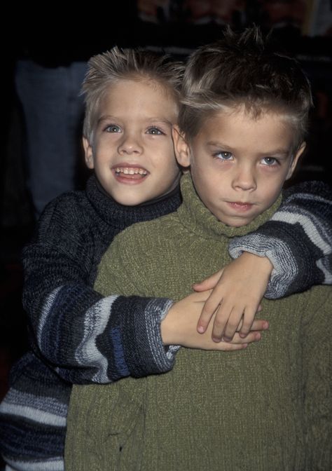 Cole Sprouse and Dylan Sprouse attend "The Waterboy" Premiere at the Sony Astor Plaza in New York City, 1998 #colesprouse #dylansprouse #sprousebrothers #1998 #90snostalgia #thewaterboy #waterboy Dylan Sprouse, Cole Sprouse