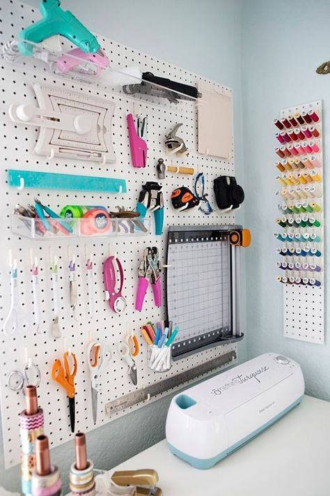 Pegboard Craft Room, Small Bedroom Diy, Craft Tables With Storage, Peg Boards, Small Bedroom Organization, Small Craft Rooms, Pegboard Organization, Idee Cricut, Sewing Room Design