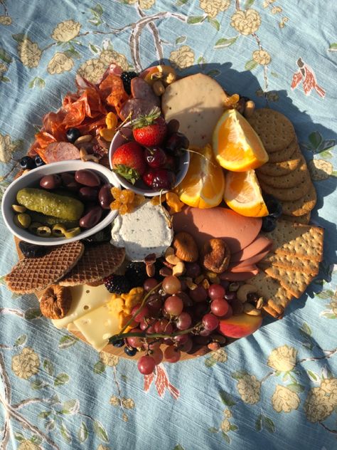 cute and delicious charcuterie board! Girly Charcuterie Board, Carcurie Board, Wine And Charcuterie Party, Fancy Charcuterie Board, Small Charcuterie Board Ideas, Snack Charcuterie Board, Aubrey Core, Charcuterie Aesthetic, Charcuterie Board Aesthetic