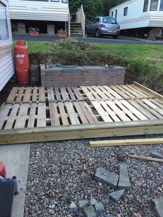 Floating Deck Diy, Pallet Patio Decks, Pallet Deck Diy, Pallet Porch, Pallet Deck, Pallet Floors, Deck Diy, Home Improvement Diy, Pallet Decking