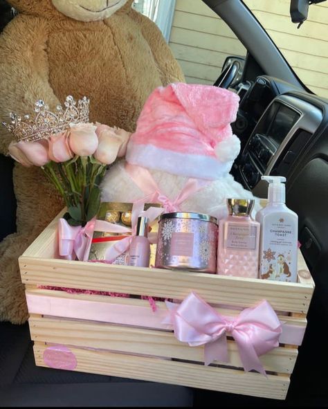 Diy Mother's Day Gift Basket, Pink Gift Basket, Hadiah Valentine, Valentine Baskets, Christmas Gift Basket Ideas, Birthday Basket, Bff Birthday Gift, Diy Birthday Gifts For Friends, Cute Gifts For Friends