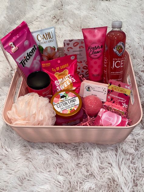 Gifts For Under $20 Ideas, Cute Cheap Gifts For Friends, Period Basket Ideas, Sleepover Gift Basket, Cheap Gift Basket Ideas, Small Gift Basket Ideas, Easter Basket Ideas For Adults, Birthday Baskets, Pink Gift Basket