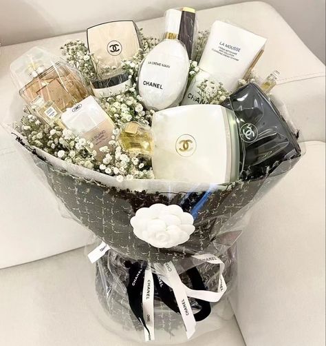 Boujee Birthday Presents, Gift Box For Mom Birthday, Birthday Present Luxury, Rich Gifts For Girlfriend, Birthday Gifts Expensive, Chanel Gift Set, Luxury Gift Box For Women, Luxury Gifts For Mom, Expensive Gifts For Women Luxury