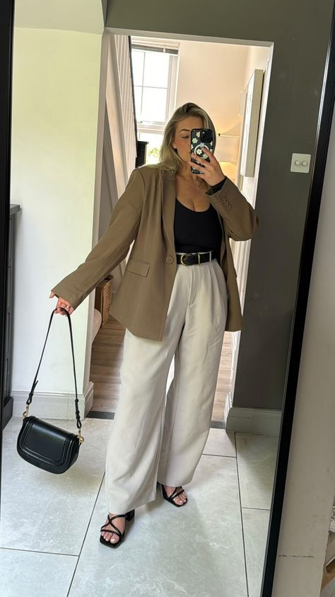 Carys Whittaker 🇬🇧 (@carys.whittaker) • fotos e vídeos do Instagram Midsize Summer Business Casual Outfits, Casual Midsize Work Outfits, Simple Midsize Outfits, Curvy Corporate Fashion, Midsize Smart Casual, Corporate Outfits Midsize, Carys Whittaker Outfits, Midsize Corporate Outfits, Corporate Outfits Plus Size