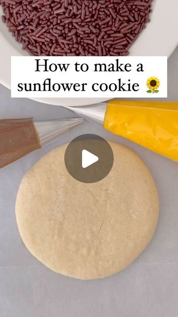 Sunflower Iced Cookies, Sunflower Buttercream Cookies, Sunflower Cookies Decorated Royal Icing, Sun Flower Cookies, Sunflower Desserts Treats, Sunflower Royal Icing Cookies, Sunflower Decorated Cookies, Sunflower Cookies Royal Icing, Sunflower Oreos