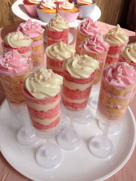 Yummy push pops for "pretty in pink" baby shower dessert table. Cake Push Pops, Fest Mad, Idee Pasto, Shower Desserts, Baby Shower Desserts, Birthday Brunch, Läcker Mat, Good Eat, Deilig Mat