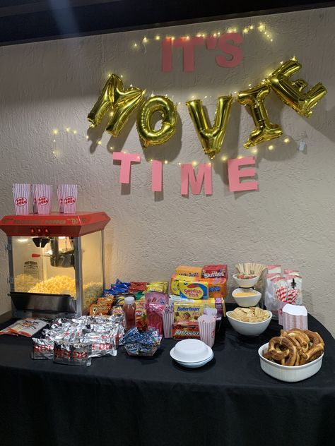 Film Birthday Party Ideas, Preppy Movie Night Birthday, Movie Theater Bday Party Ideas, Teenage Movie Night Party, Pajama Party Movie Night, Outside Movie Night Birthday Party, Basement Movie Night Party, Girly Movie Night Party, Bday Party Set Up Ideas