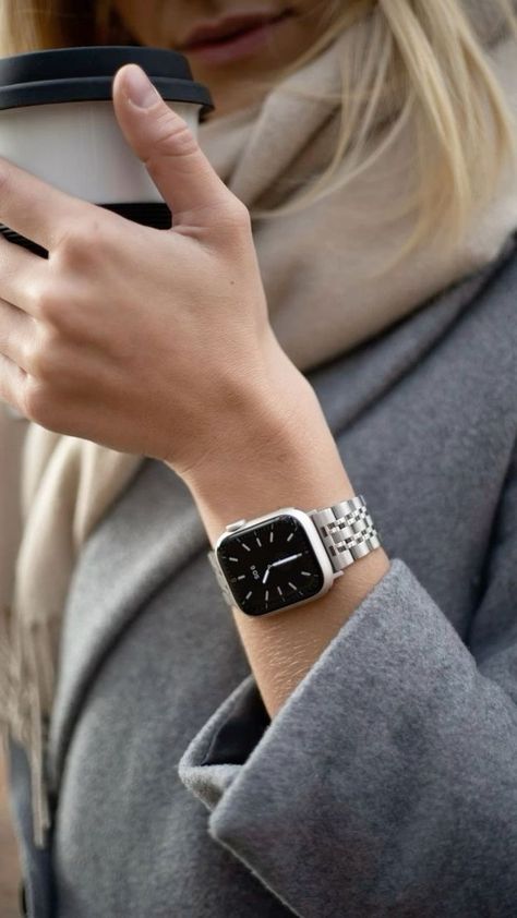 Watch Styling Women, Best Apple Watch Bands Women, Apple Watch On Women Wrist, Apple Watch Classy, Apple Watch Astethic, Smart Watch Outfit, Apple Watch Aesthetic Bands, Best Apple Watch Faces, Apple Watch Styling