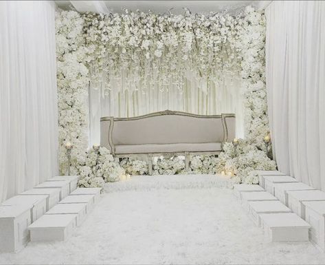 Top 300+ All White Wedding Reception Ideas Pelamin All White, Pelamin Simple Elegant, Pelamin Rumah Simple, Pelamin Nikah Rumah Simple, Pelamin Nikah Rumah, Pelamin Minimalist, White Wedding Reception Ideas, Pelamin Rumah, All White Wedding Reception