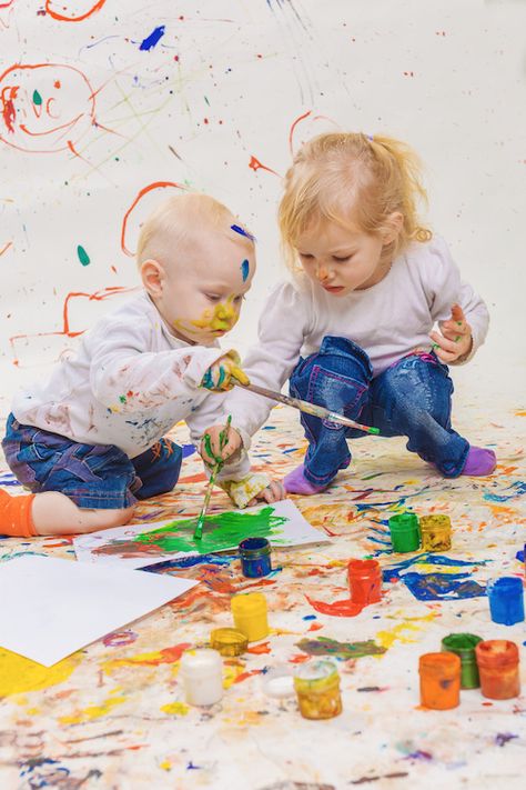 Free painting with toddlers - the benefits of painting for children Painting Pictures For Kids, Painting With Toddlers, Painting For Toddlers, Playful Parenting, Toddler Painting, Free Painting, Simple Activities, Unisex Baby Names, Sensory Ideas