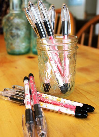 Take basic ball point pens with clear casings…and pretty them up with bits of scrap paper that you roll up and tuck inside!...Brilliant! Thirty One Gifts, Patchwork, Upcycling, Pretty Pens, Gifts For Teachers, Scrap Paper, Crafty Craft, Craft Time, Cute Crafts