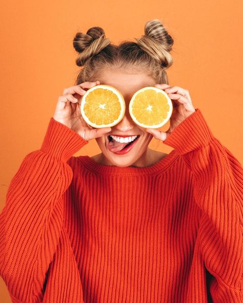 OLLY on Instagram: “Looking for an immune boost? Oranges are bursting with vitamin C, a vitamin that helps to boost your immune system. 🍊😝. #happyinsideout” 10k Photoshoot, Bubble Portrait, Positivity Photography, Girl Goals, Indoor Photography, Shotting Photo, 사진 촬영 포즈, Creative Photoshoot Ideas, Photographie Portrait Inspiration