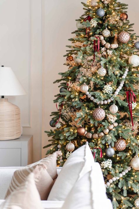 Christmas Tree Inspo, Cozy Christmas Living Room, Christmas Entryway, Cozy Christmas Decor, Christmas Living Room, Christmas Apartment, Christmas Dining Room, Classic Christmas Tree, Christmas Decor Inspiration