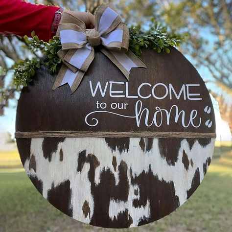 Farm Door, Welcome Signs Front Door, Door Hanging Decorations, Welcome Door Signs, Door Signs Diy, Wooden Door Signs, Fall Door Hangers, Beautiful Farm, Holiday Door