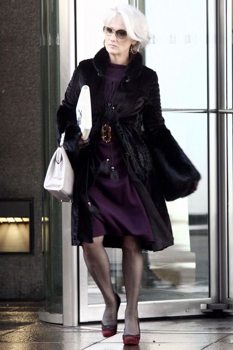 Miranda priestly, The devil wears prada. wearing fur and prada purse. Devil Wears Prada Outfits, The Devil Wears Prada, Miranda Priestly, Prada Fashion, Prada Purses, Devil Wears Prada, Meryl Streep, Fashion Tv, The Devil