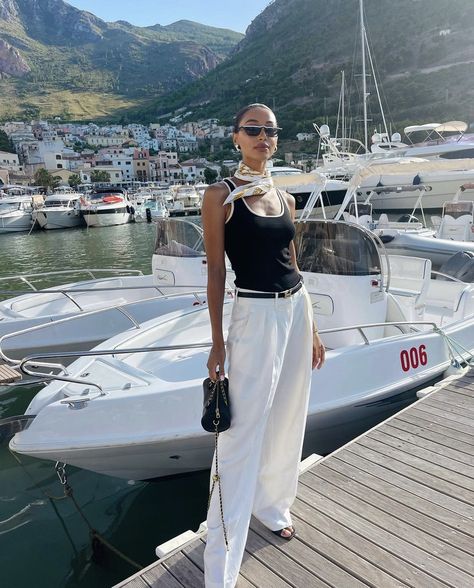 Europe Beach Club Outfit, Chic Boating Outfit, Wealthy Woman Outfit Summer, Miamiamine Style, At Tropez Style, Amalfi Coast Aesthetic Outfit, Saint Tropez Aesthetic Outfit, Monaco Summer Outfits, St Tropez Outfits