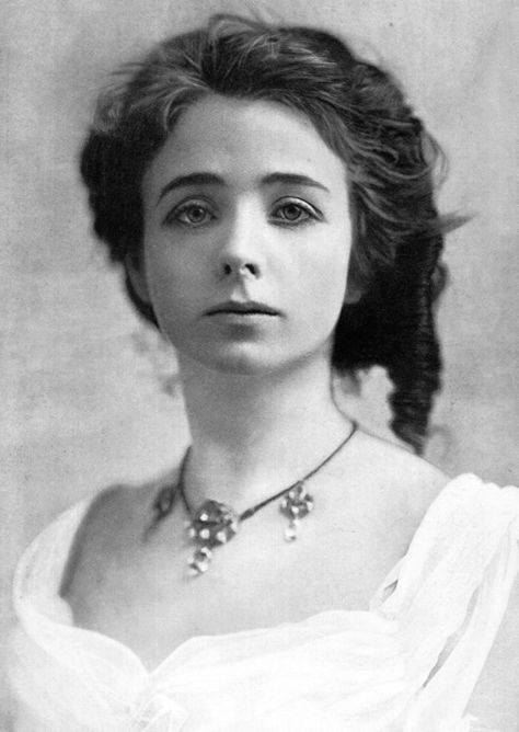 100-Year-Old Photos depict some of the most beautiful women from all over the world - The Vintage News Maude Adams, Evelyn Nesbit, Tony Award, Jane Russell, Christopher Reeve, Somewhere In Time, Mae West, Gene Kelly, Jane Seymour