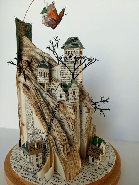 Altered Book Sculpture, Book Art Sculptures, Old Book Crafts, Wall Hanging Craft Ideas, Hanging Craft Ideas, Wall Hanging Craft, Folding Origami, Hanging Craft, Book Page Crafts