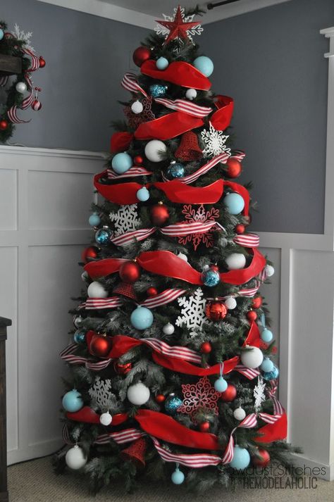 How to Decorate a Christmas Tree (like a professional) @Remodelaholic #sawdust2stitches Tree Themes, Skirt Diy, Dollar Store Christmas, Cool Christmas Trees, Simple Christmas Tree, Beautiful Christmas Trees, Christmas Tree Design, Tree Ideas, Christmas Tree Themes