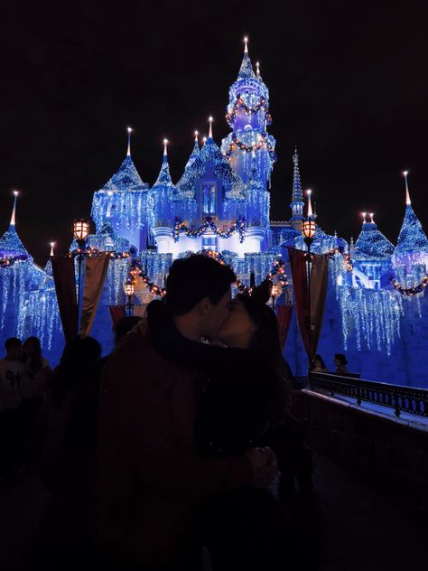 Disneyland Castle Couple Pictures, Disney Park Couple, Disney Relationships Couples, Disneyland Cute Pictures, Couples Disney Pictures Ideas, Couples In Disney World, Disneyland Couples Pictures Aesthetic, Disney Couples Trip, Couple Disneyland Pictures