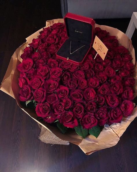 @b6a_bukhari 🌹🌹🌹 . . . #surprise #gift #luxurygifts #roses #redroses #love #inspiration #cartier Romantic Gestures, Hadiah Valentine, Roses Bouquet Gift, Rosen Box, Luxury Flower Bouquets, Romantic Surprise, Boquette Flowers, Flowers Bouquet Gift, Flower Therapy