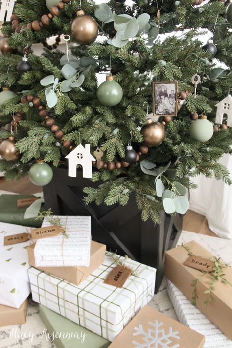 Green Christmas Tree Decorations, Christmas Tree Inspo, Green Xmas, Neutral Christmas Decor, Christmas Decor Inspiration, Cottage Christmas, Christmas Tree Inspiration, Minimalist Christmas, Green Christmas Tree