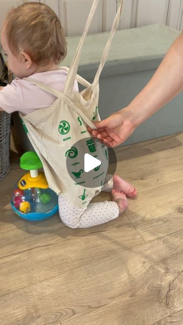 ᴋᴀʀᴏʟɪɴᴀ 丨 Motherhood on Instagram: "No walker, no problem
When your baby slowly starts walking, always wants to hold your hands this hack will ease your back pain!
👍🏼 #momhacks #momhack #walking #walkingbaby #walkerforbaby #momlife #momtipsandtricks 
Baby walker hack, baby walking trick,  baby walking bag, baby hacks, mom hack, mom hacks, mum hacks" Baby Walker Diy, Baby Ideas Diy, Helping Baby Walk, Diy Baby Boy Gifts, Baby Hacks New Moms, Teaching Baby To Walk, Baby Hacks Clever Ideas, Mum Hacks, Baby Holder