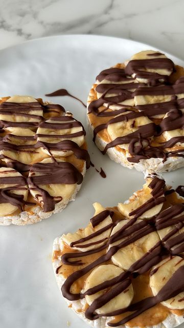 Rice Cakes With Peanut Butter And Banana, Rice Cake With Peanut Butter And Banana, Snack Fruit Ideas, Healthy Snacks To Get At Grocery Store, Things To Make With Bananas Healthy, Healthy Food Easy To Make, Natural Snacks Healthy, Banana Ideas Healthy, Avocado On Rice Cake