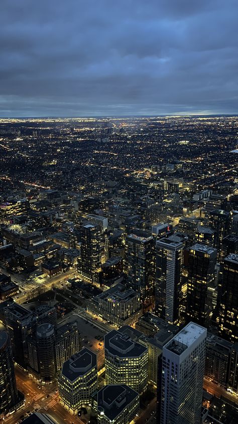 toronto cn tower vue de nuit city at night vision board destination voyage printemps challenge vue aesthetic panoramic photography idée photo destination canada Toronto Summer Aesthetic, Toronto Aesthetic Night, Downtown Toronto Aesthetic, Toronto Canada Aesthetic, Break From Toronto, Toronto Spring, Canada Toronto City, Toronto Aesthetic, Canada Aesthetic