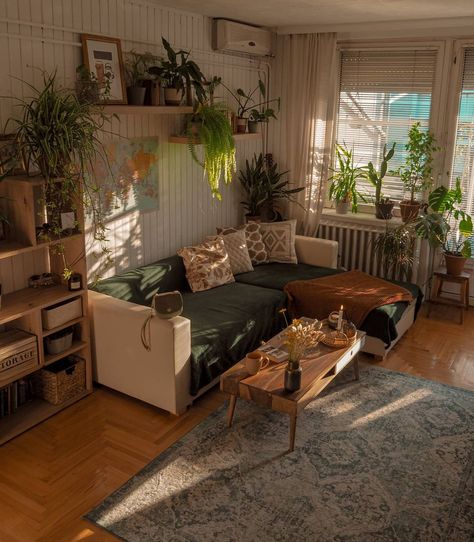 Lots Of Plants, Decor Western, Appartement Design, Cozy Room Decor, Apartment Decor Inspiration, Dream Room Inspiration, Apartment Inspiration, Living Room Makeover, Living Room Inspo