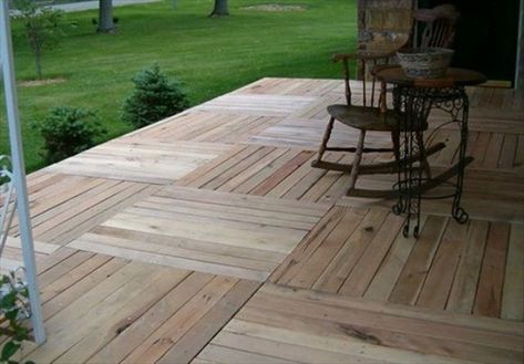 Pallet Decking Without The Spending | Pallet Decking Ideas Pallet Patio Decks, Pallet Deck Diy, Pallet Porch, Diy Patio Ideas, Pallet Floors, Design Per Patio, Pallet Decking, Pallet Patio, Pallet Projects Furniture