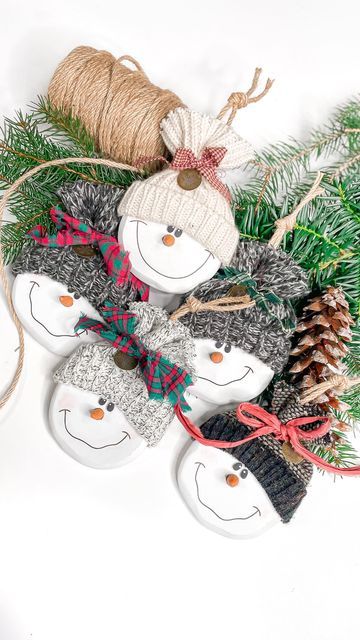 Ornament Crafts For Kids Easy, Unique Snowman Ideas, Diy Beaded Ornaments Christmas, Crafts Using Cans, Diy Xmas Ornaments Ideas, Snowman Diy Ornaments, Diy Snowman Decorations Snowmen Ideas, Unique Fall Crafts To Sell, Easy Handmade Christmas Ornaments