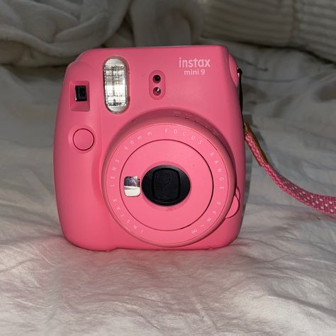 Flamingo Pink Polaroid Camera. Works Like It’s Brand New And In Perfect Condition. Let Me Know If You Have Any Questions! Pink Canon Camera, Gifts For 14th Birthday Girl, Pink Camera Aesthetic, Polaroid Camera Aesthetic, Cute Cameras, Pink Technology, Pink Polaroid Camera, Pink Polaroid, Polaroid Cameras