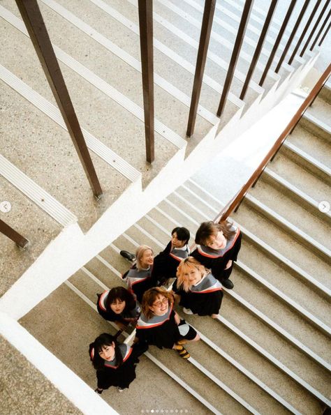 Group Photoshoot Graduation, Graduation Pictures Architecture, Portrait Graduation Photography, Convo Shoot Idea, Yearbook Graduation Photoshoot, Group Photos Graduation, Graduation Pictures Photoshoot, Graduation Concept Photo, Graduation Group Photo Ideas Friends