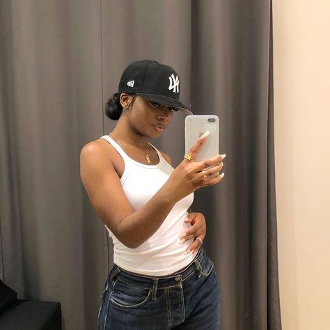 New Era Cap Outfit Woman Style, Ny Cap Women Outfit, Fitted Caps Outfit, Snapback Hats Outfit, New Era Cap Outfit Woman, Fitted Cap Outfit Black Women, Ny Cap Outfit, Cap Women Outfit, Yankee Hat Outfit