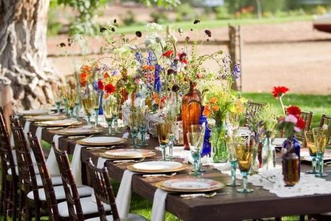 Vintage Glass and Wildflower Bohemian Estate Table Decoration and Settings – featured on Style Me Pretty Table Setting Inspiration, Sedona Wedding, Bride And Groom Photo, Outdoor Dinner, Festa Party, Table Set Up, Long Table, Wildflower Wedding, Wedding Table Settings