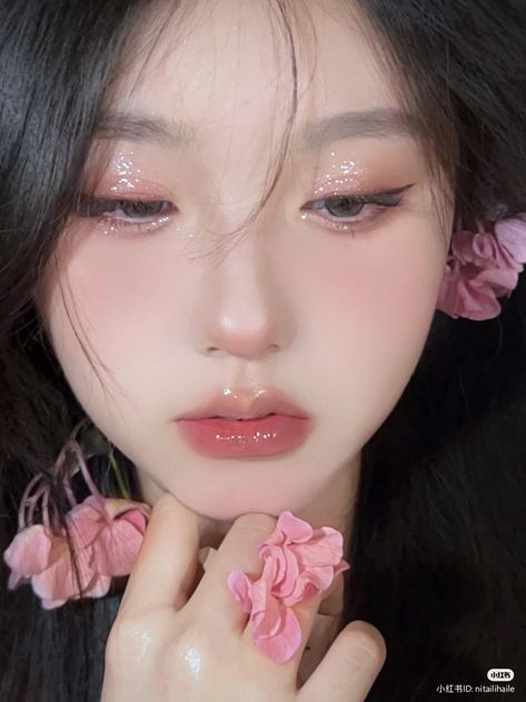 Chinese Look Make Up, Rose Pink Eyeshadow, Douyin Pink Eye Makeup, Pink Cute Makeup Look, Pink Japanese Makeup, Chinese Pink Makeup, Pink And Gold Douyin Makeup, Peachy Pink Makeup Look, Pink Chinese Makeup