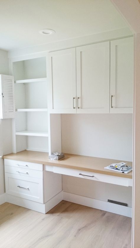 Desk With Cupboard Above, Study Table Designs With Storage, Bedroom Built In With Desk, Desk With Cabinets Above, Work Table Design Bedrooms, Closet With Study Table, Built In Desk And Shelves Bedroom, Storage Wall With Desk, Design For Study Table