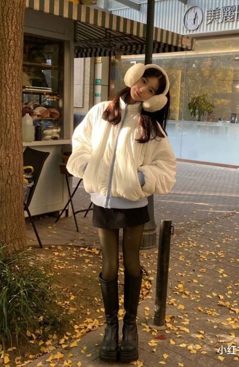 mini skirt outfits, mini skirt fall outfits, mini skirt winter outfits, how to wear mini skirt in fall, mini skirt and sweater Japan Winter Outfit, Japan Outfit Winter, Vinter Mode Outfits, Japan Outfits, Vetements Clothing, Japan Outfit, Cold Outfits, Outfits Korean, Winter Fits