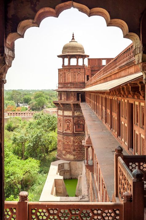 Red Fort Aesthetic, Delhi Photoshoot, Fort Aesthetic, Aesthetic Shots, Amer Fort, Pakistani Kurta, Agra Fort, Mughal Architecture, Holiday Travel Destinations