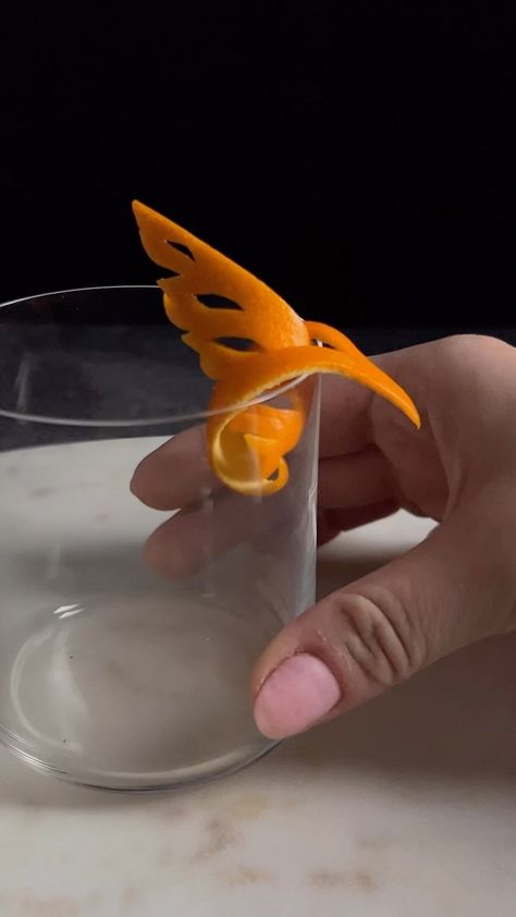 🍊Hummingbird garnish Yes, I’m already gearing up for all those spring and summer drinks 😆 #garnish #garnishgame #drinks #cocktails… | Instagram Creative Cocktail Garnishes, Resep Koktail, Bartender Drinks Recipes, Deco Fruit, Food Garnish, Drink Garnishing, Amazing Food Decoration, Amazing Food Art, Cocktail Garnish