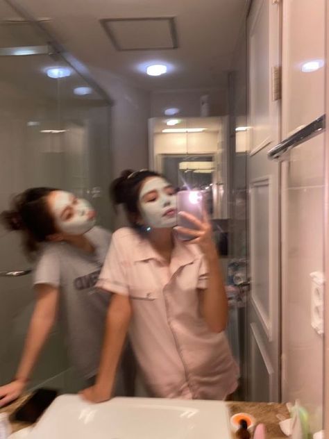 Besties Sleepover Aesthetic, Sleeping With Best Friend, Best Friend Spa Day, Summer Aesthetic Sleepover, Sleepover Friends Pictures, Sleepover Bestie Pics, Best Friend Night Sleepover, Girl Sleep Over, Facemasks Aesthetic Friends