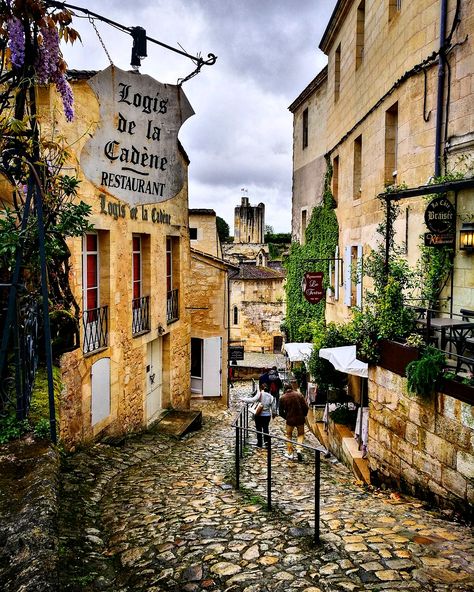 A day trip to Saint Emilion - the complete guide to what to do, see and eat - Lost in Bordeaux Saint Emilion France Wineries, St Emilion France, Saint Emilion France, Bordeaux Itinerary, Bordeaux France Travel, Jack Chambers, Wine Chateau, France Summer, Dordogne France