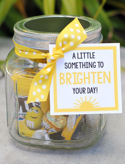 DIY Gift for the Office - Little Something TO Brighten Your Day - DIY Gift Ideas for Your Boss and Coworkers - Cheap and Quick Presents to Make for Office Parties, Secret Santa Gifts - Cool Mason Jar Ideas, Creative Gift Baskets and Easy Office Christmas Presents http://diyjoy.com/diy-gifts-office Office Christmas Presents, Christmas Gifts For Your Boss, Creative Gift Baskets, Presente Diy, Gifts For Your Boss, Coworkers Christmas, Bosses Day Gifts, Cheer Up Gifts, Thoughtful Christmas Gifts