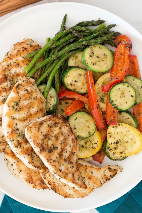 This Garlic and Herb Grilled Chicken and Veggie recipe checks off all the boxes – quick, easy, delicious and low-carb! Herb Grilled Chicken, Chicken And Veggie Recipes, Low Carb Veggie, Garlic Herb Chicken, Veggie Recipe, Plats Healthy, Resep Salad, Pasti Sani, Resep Diet