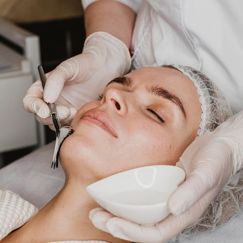 Chemical peels are versatile treatments, but can they help alleviate skin dryness? Here's how face peel for dry skin works - and which is the best! Nature, Aesthetic Dermatology, Face Peel, Light Therapy Mask, Natural Skincare Brands, Cosmetic Dermatology, Skin Care Face Mask, Women Health Care, Glow Skin